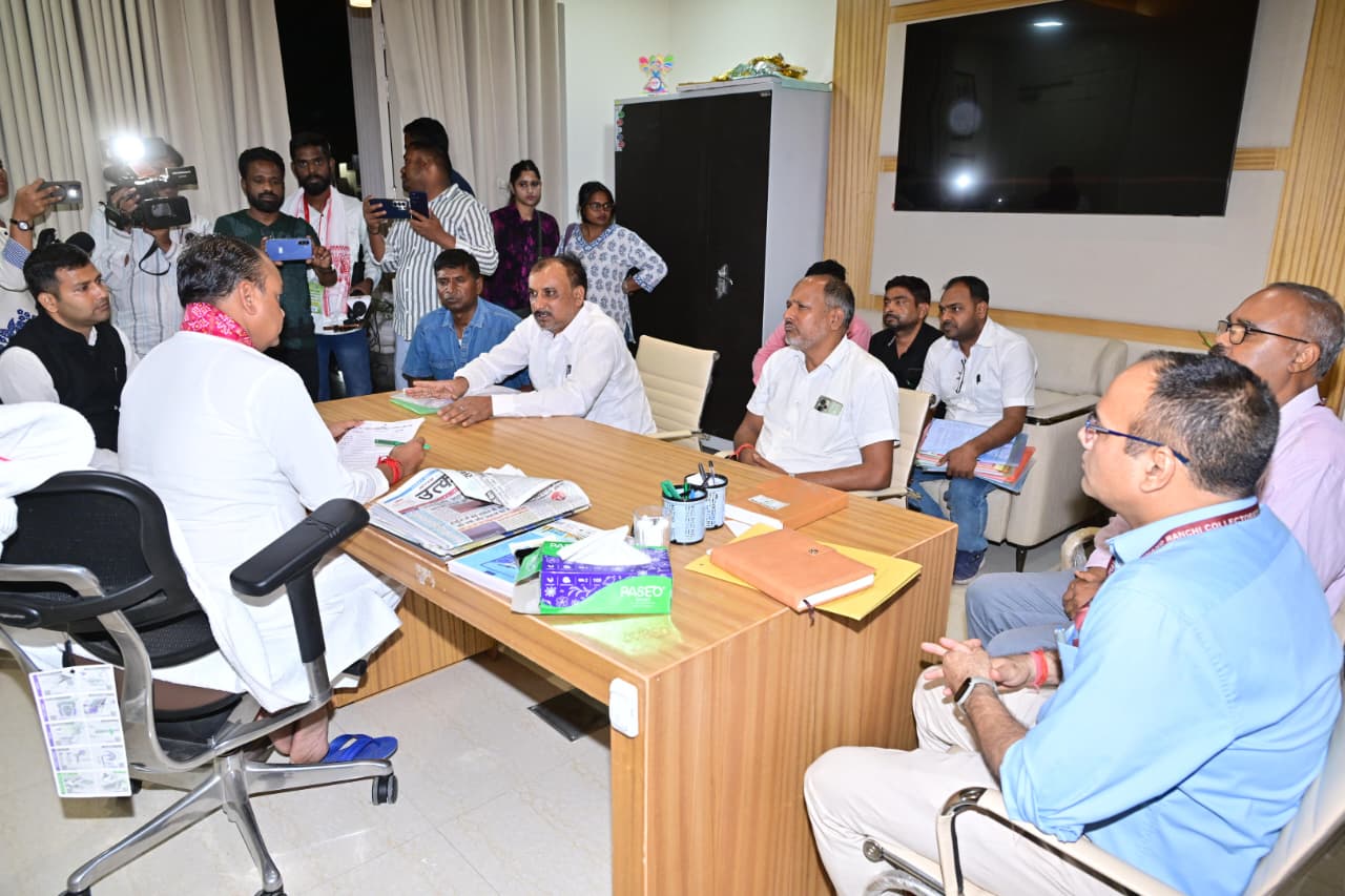 मंत्री इरफान अंसारी के आश्वासन पर शिक्षकों का अनशन खत्म, 45 हजार सहायकों को  समाधान का भरोसा - Loktantra19